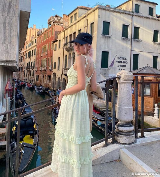 身材高佻又十分有料 混血美女神似粉发精灵