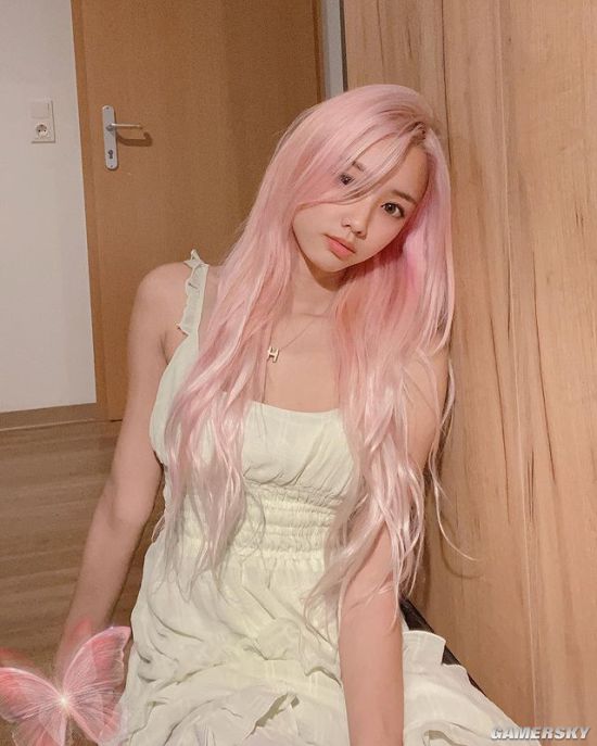 身材高佻又十分有料 混血美女神似粉发精灵