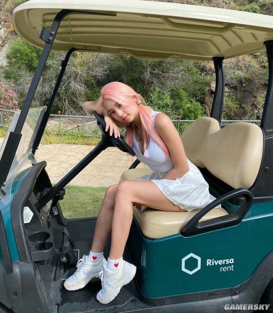 身材高佻又十分有料 混血美女神似粉发精灵