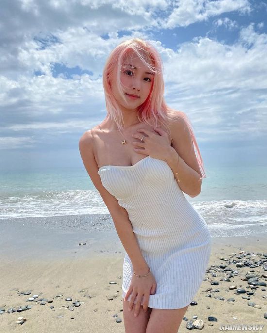 身材高佻又十分有料 混血美女神似粉发精灵