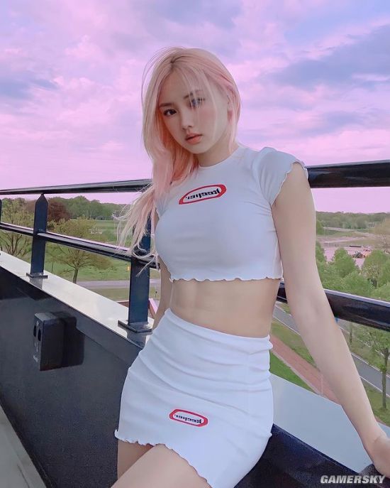 身材高佻又十分有料 混血美女神似粉发精灵