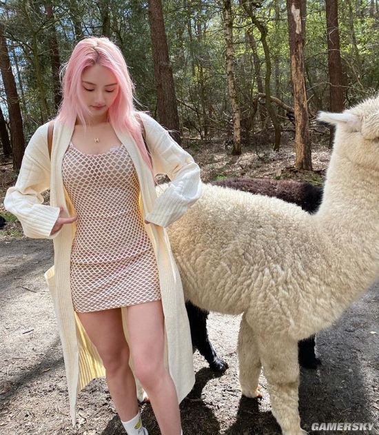 身材高佻又十分有料 混血美女神似粉发精灵