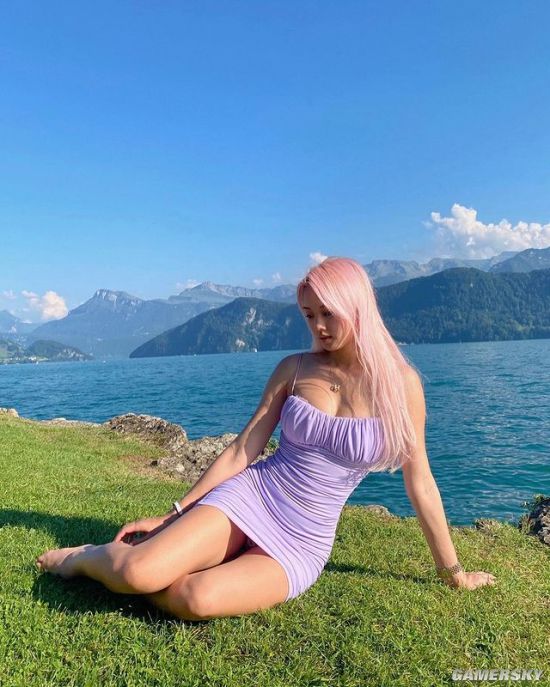 身材高佻又十分有料 混血美女神似粉发精灵