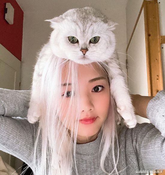 身材高佻又十分有料 混血美女神似粉发精灵