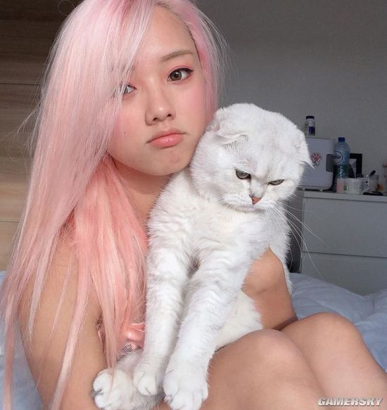 身材高佻又十分有料 混血美女神似粉发精灵