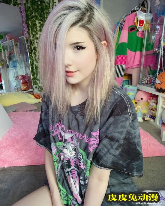 微肉身材突破次元壁 加拿大白皙正妹COSER-皮皮兔动漫