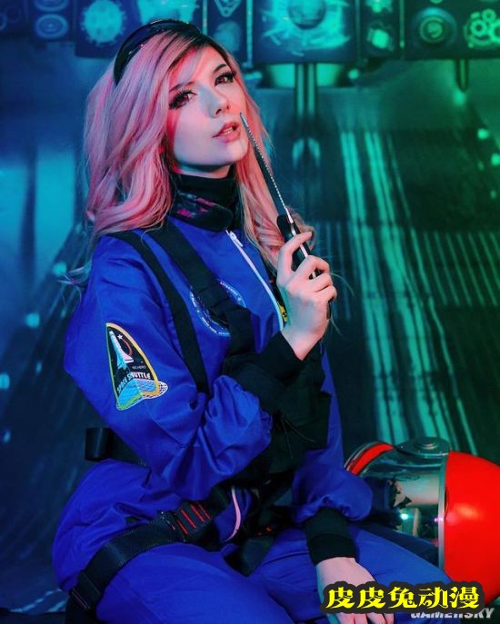 微肉身材突破次元壁 加拿大白皙正妹COSER