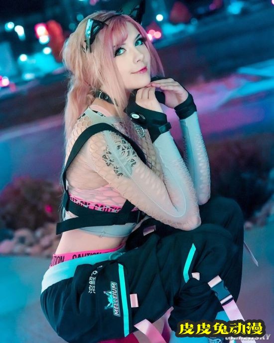 微肉身材突破次元壁 加拿大白皙正妹COSER