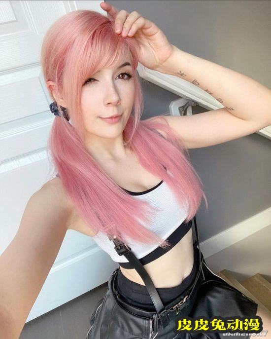 微肉身材突破次元壁 加拿大白皙正妹COSER