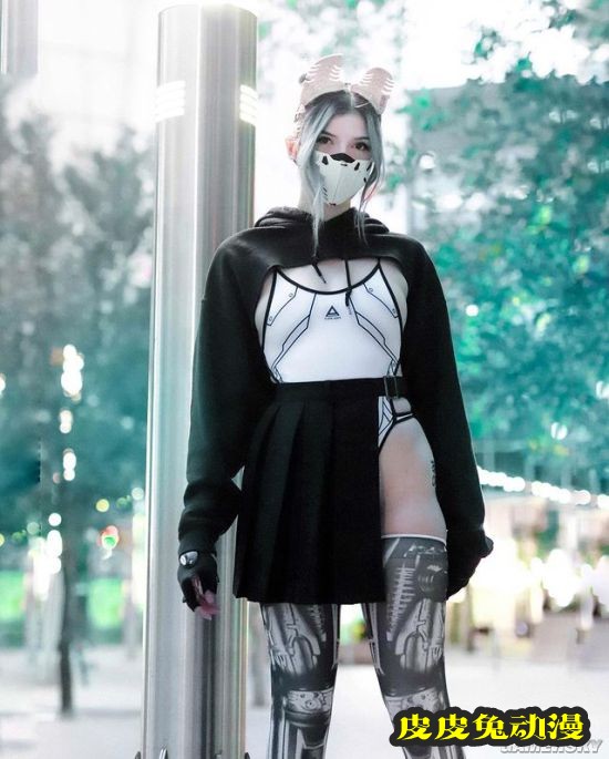 微肉身材突破次元壁 加拿大白皙正妹COSER