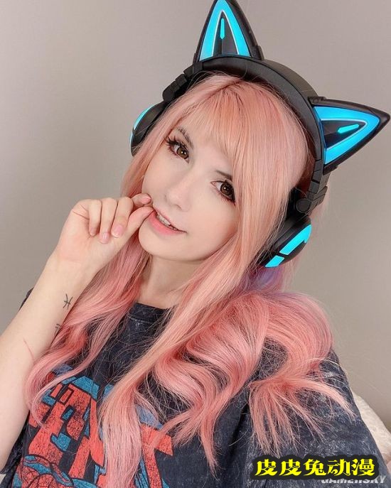 微肉身材突破次元壁 加拿大白皙正妹COSER