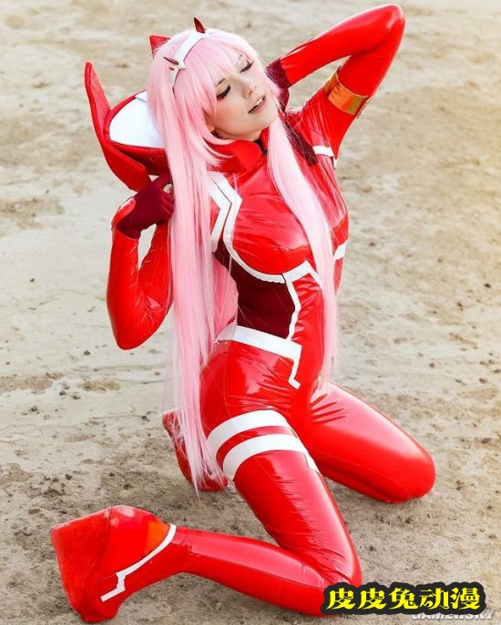 微肉身材突破次元壁 加拿大白皙正妹COSER