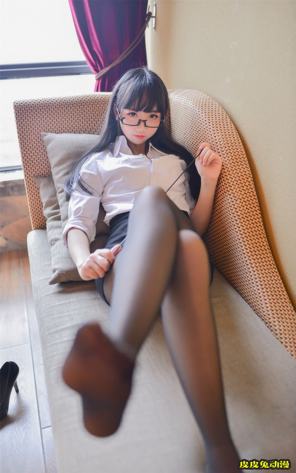 网络美女雪琪SAMA白衬衫黑丝美腿教师OL职场主题迷人写真