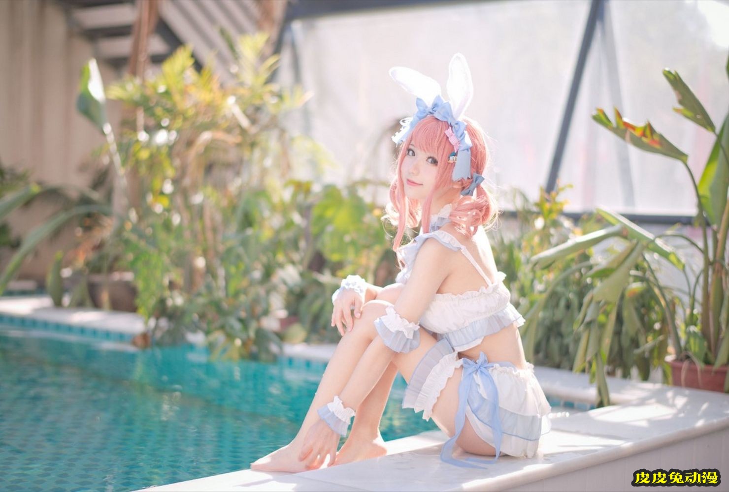 网络美女花柒Hana完美身材夏日甜芯泳装主题泳池系列写真