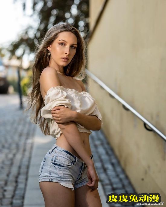 嫩腰美腿的高挑美人 拥有魔鬼身材的德国天使