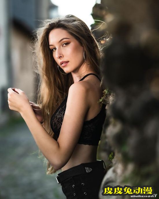 嫩腰美腿的高挑美人 拥有魔鬼身材的德国天使