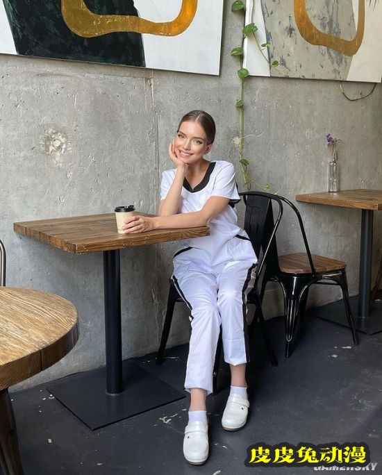 乌克兰正妹晒“露骨”照片走红 另类的福利美照