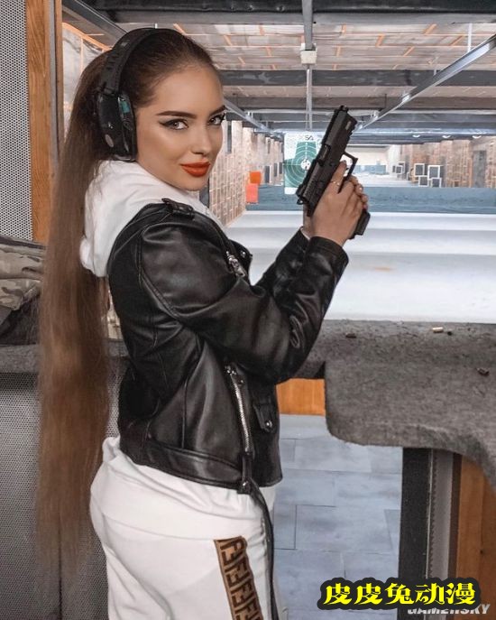 乌克兰正妹晒“露骨”照片走红 另类的福利美照