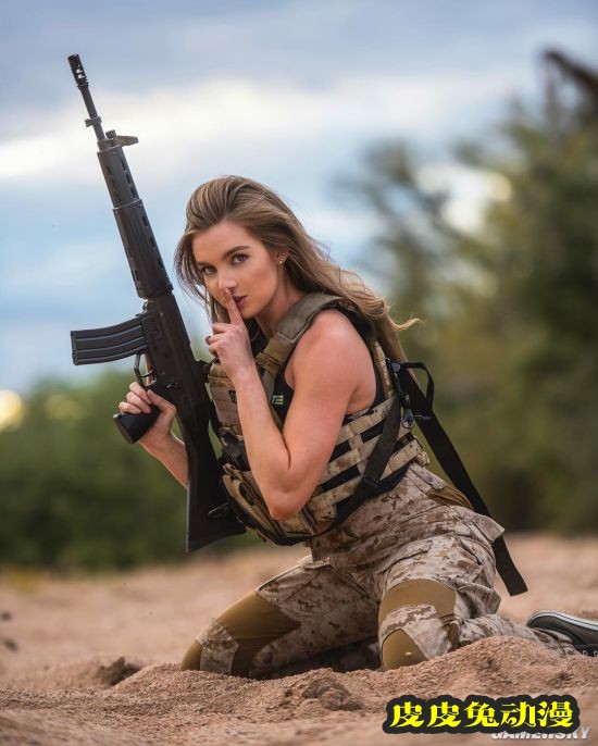 长腿甜心却独爱枪械 美国军迷少女硬核美照-皮皮兔动漫