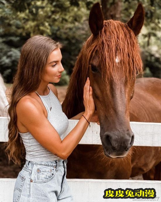长腿甜心却独爱枪械 美国军迷少女硬核美照