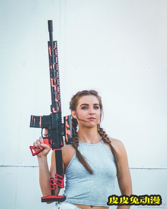 长腿甜心却独爱枪械 美国军迷少女硬核美照