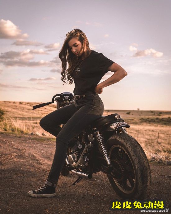 长腿甜心却独爱枪械 美国军迷少女硬核美照