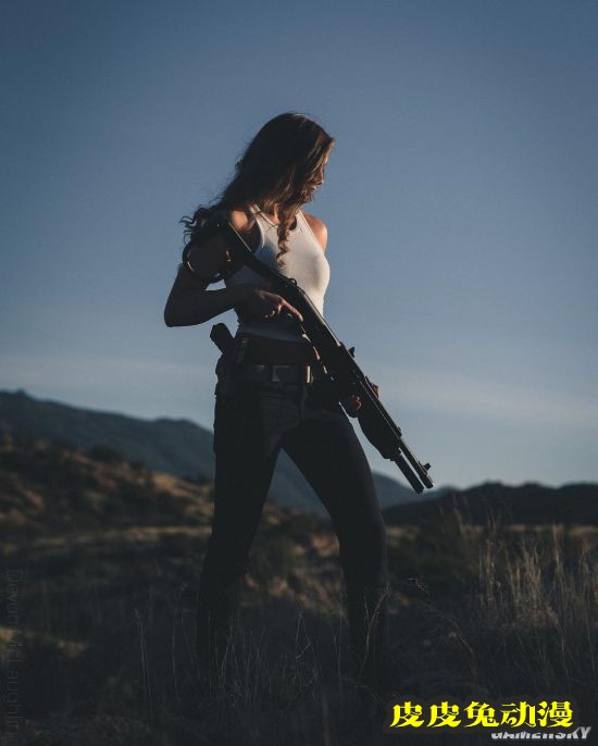 长腿甜心却独爱枪械 美国军迷少女硬核美照