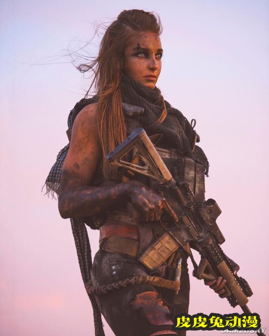 长腿甜心却独爱枪械 美国军迷少女硬核美照