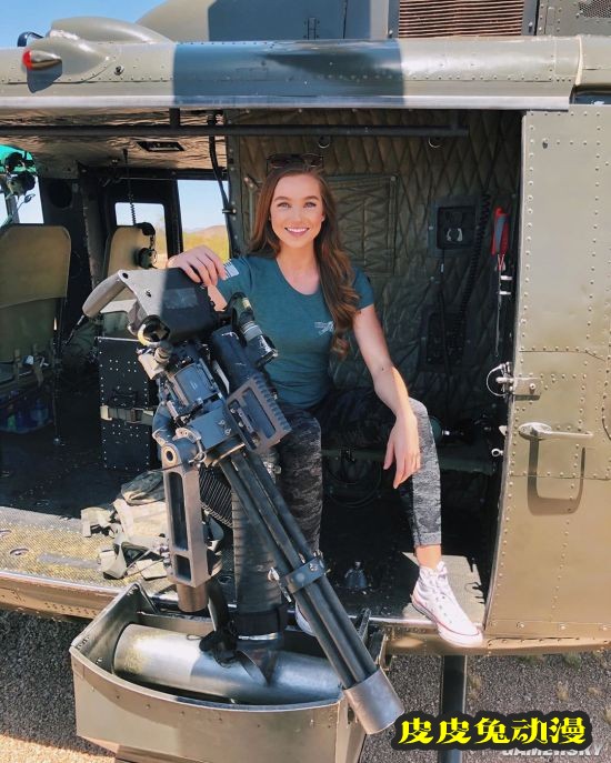 长腿甜心却独爱枪械 美国军迷少女硬核美照