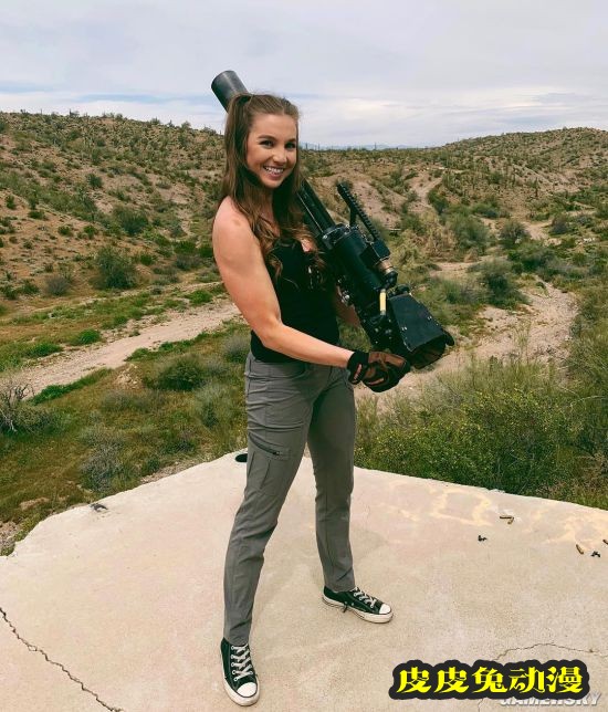 长腿甜心却独爱枪械 美国军迷少女硬核美照