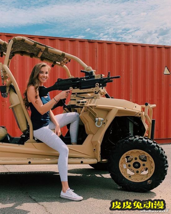长腿甜心却独爱枪械 美国军迷少女硬核美照