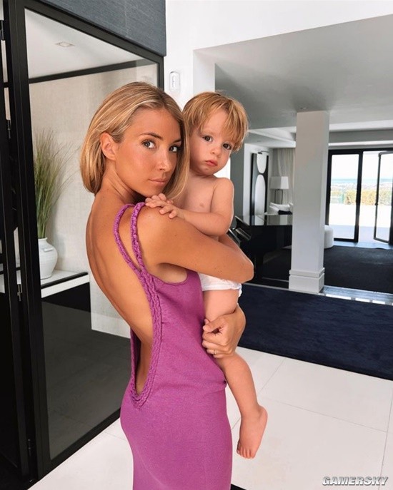 世界杯“大嫂团”：巧克力肌辣妈Alice Campello