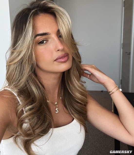 世界杯“大嫂团” 英国球员格里利什模特女友