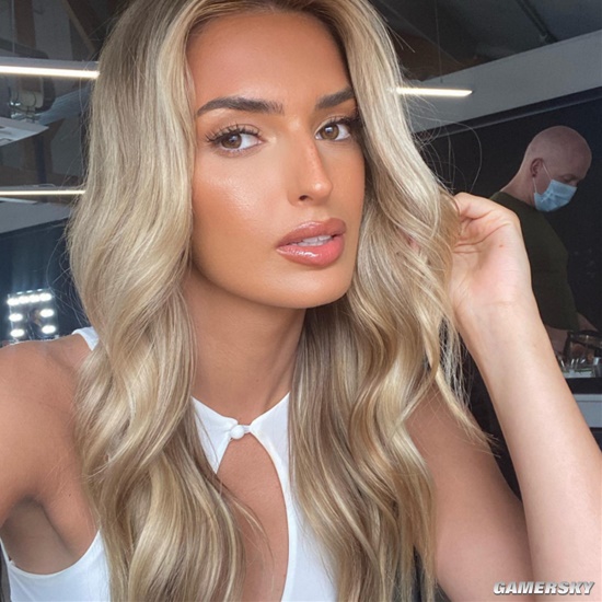 世界杯“大嫂团” 英国球员格里利什模特女友