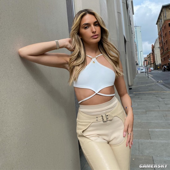 世界杯“大嫂团” 英国球员格里利什模特女友