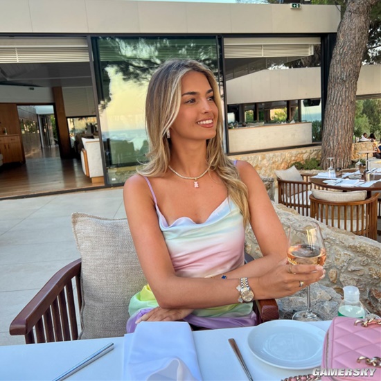 世界杯“大嫂团” 英国球员格里利什模特女友