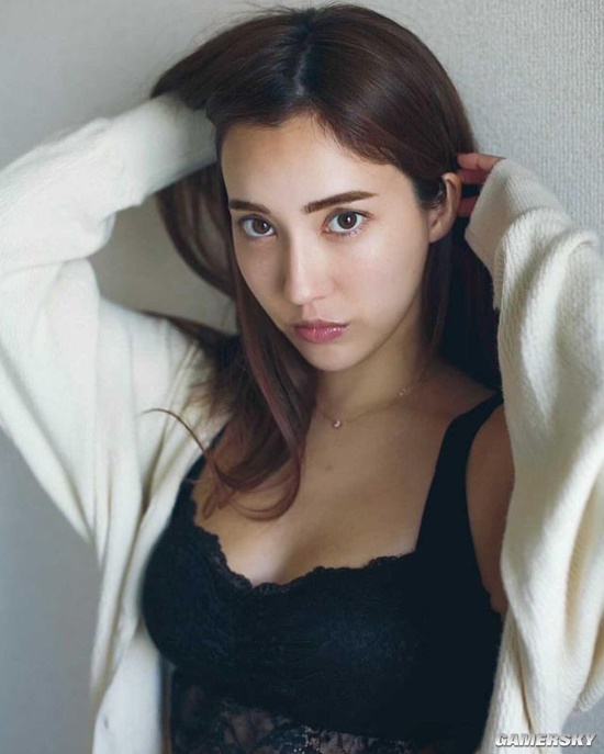 轻熟大姐姐充满魅力 31岁日本混血模特依旧傲人