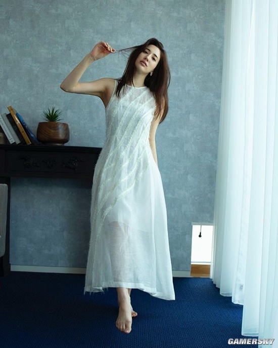 轻熟大姐姐充满魅力 31岁日本混血模特依旧傲人