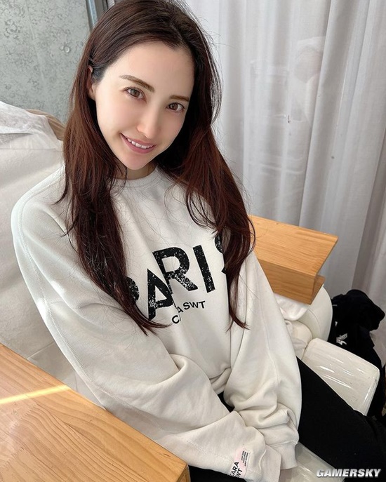 轻熟大姐姐充满魅力 31岁日本混血模特依旧傲人