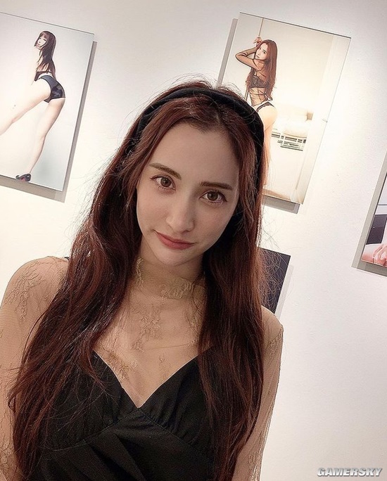 轻熟大姐姐充满魅力 31岁日本混血模特依旧傲人