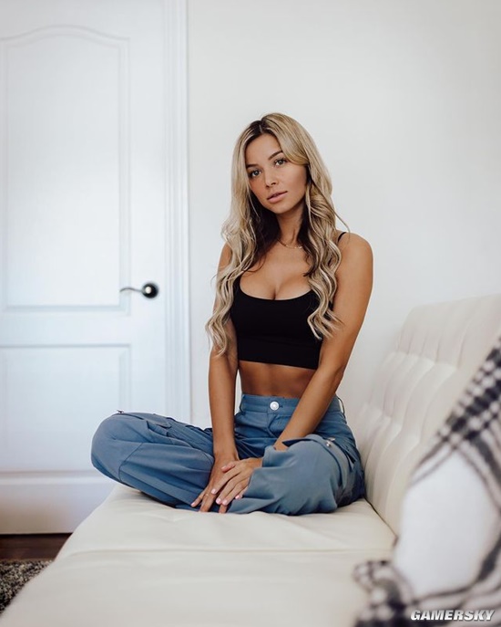 小麦肤色的轻熟美体 加拿大网红模特爱晒泳装照