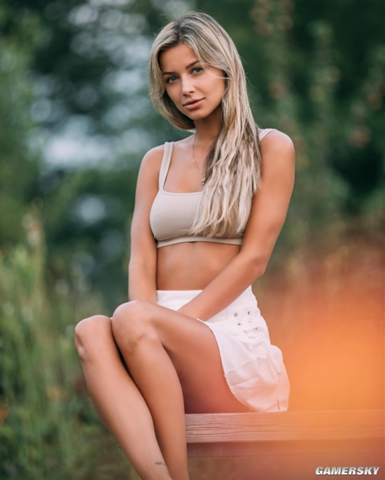 小麦肤色的轻熟美体 加拿大网红模特爱晒泳装照