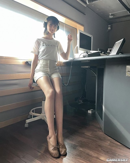 她是懂姿势的 日本9头身美女主播秀极致身材