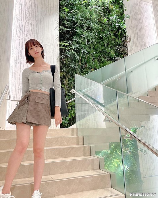 她是懂姿势的 日本9头身美女主播秀极致身材