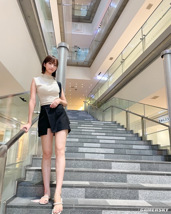 她是懂姿势的 日本9头身美女主播秀极致身材