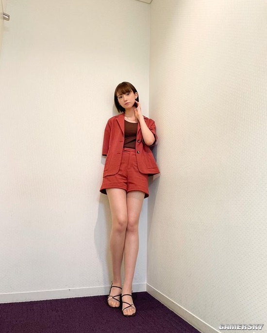 她是懂姿势的 日本9头身美女主播秀极致身材