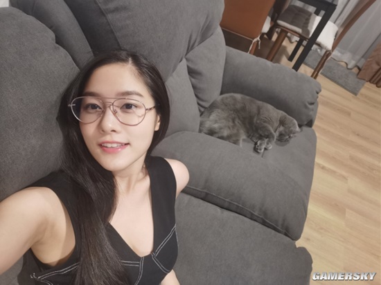 身材傲人喜欢撸猫 黑长直模特大姐姐在泰国教中文