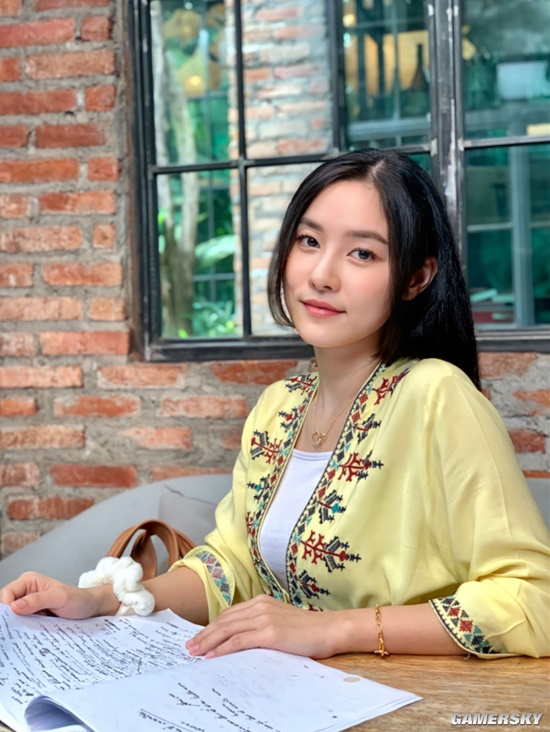 身材傲人喜欢撸猫 黑长直模特大姐姐在泰国教中文