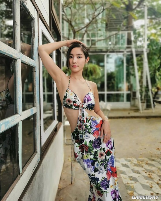 身材傲人喜欢撸猫 黑长直模特大姐姐在泰国教中文