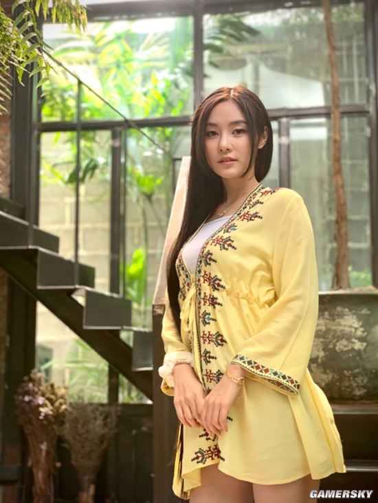 身材傲人喜欢撸猫 黑长直模特大姐姐在泰国教中文